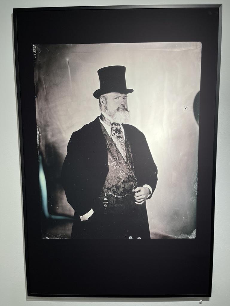 Man dressed with top hat in modern photo that looks like old photo in black and white